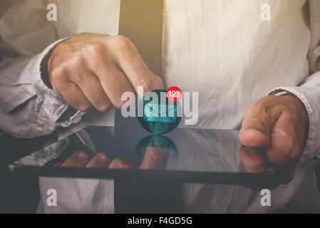 Businessman affichage des messages sur l'ordinateur tablette numérique, doigt sur l'écran tactile de l'appareil sans fil Banque D'Images