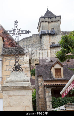 Le donjon du château de Castelnaud la Chapelle, vu depuis le village éponyme (France). Le donjon du château de Castelnaud. Banque D'Images