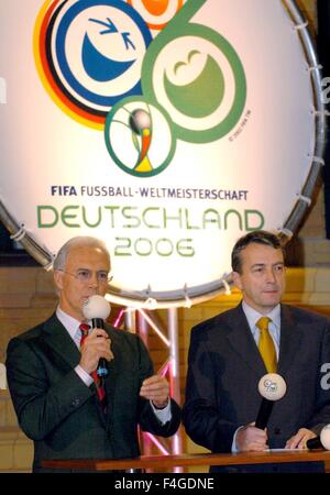 (Afp) - La légende du football allemand Franz Beckenbauer (L), président du comité d'organisation de la coupe du monde de football 2006 en Allemagne, et Wolfgang Niersbach (R), l'attaché de presse de la commission, de donner une conférence de presse à Berlin, le 11 décembre 2003. Ils ont présenté les douze villes allemandes qui accueillera la Coupe du monde de 2010 à 2006. Banque D'Images