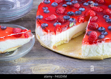 Gâteau au fromage avec les framboises et les bleuets Banque D'Images