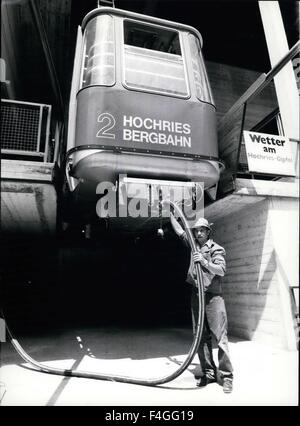 24 février 1963 - Fournitures de fer du bétail sur les pâturages alpins avec de l'eau : le funiculaire fonctionnant à l'alpage de haute 1365 m '''' Hochriess à Haute-bavière fait un bon travail pour le pâturage des bovins. Depuis l'étang uniquement à l'alpage a séché à cause de la chaleur thew télécabine met maintenant l'eau jusqu'à cinq fois un contenant spécial 24. Considérant, combien de vaches en ces jours doivent être abattus à cause du manque d'eau et de nourriture, ces vaches au pâturage ont une raison suffisante pour apprécier la précieuse eau bulles qui d'un tel compliqué source (photo) Banque D'Images