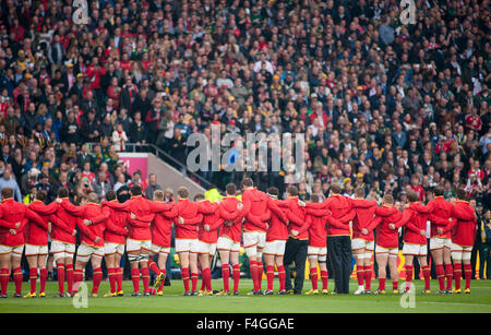 Le stade de Twickenham, London, UK. 17 octobre, 2015. Pays de Galles squad la queue pour les hymnes nationaux au premier trimestre dernier match 23-19. Banque D'Images