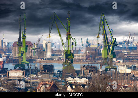 Grand livre vert de grues en chantier naval de Gdansk, Pologne. Banque D'Images