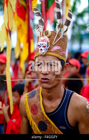 L'ouest de Kalimantan, Indonesia-February 24, 2013 : Le chaman Coller steels fil dans ses joues. Une performance ordinaire une Banque D'Images