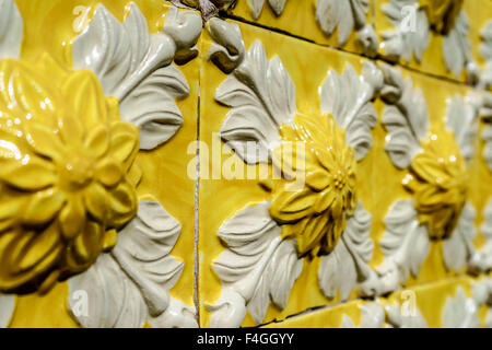 Beaux carreaux tournesol ornent un extérieur de l'immeuble à Porto. Octobre, 2015. Porto, Portugal. Banque D'Images