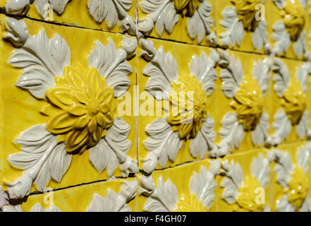 Tuiles de tournesol ornent un bâtiment à Porto. Octobre, 2015. Porto, Portugal. Banque D'Images