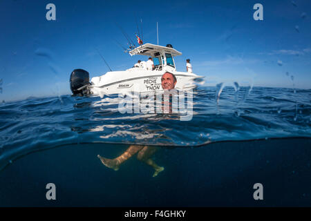 Une natation en mer. Baignade en haute mer. Banque D'Images