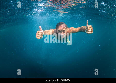 Une natation en mer. Baignade en haute mer. Banque D'Images