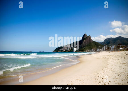 Vue sur montagnes Dois Irmãos et vide la plage d'Ipanema - Rio de Janeiro, Brésil Banque D'Images