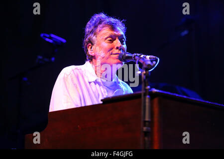 Artiste de musique Steve Winwood apporte sa tournée d'été 2014 à Raleigh, NC. Stephen Lawrence 'Steve' Winwood (né le 12 mai 1948) est un musicien anglais dont les genres : rock, blue-eyed soul, rhythm and blues, blues rock, pop rock et jazz. Multi-instrumentiste, il peut jouer des claviers, guitare basse, batterie, guitare, mandoline, violon, et d'autres chaînes. Banque D'Images