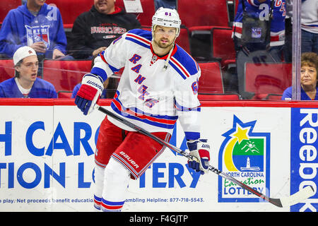 Rangers de New York de l'aile gauche Rick Nash (61) au cours de la partie de la LNH entre les Rangers de New York et les Hurricanes de la Caroline au PNC Arena. Les Rangers ont défait les Hurricanes de la Caroline 3-2 en prolongation. Banque D'Images