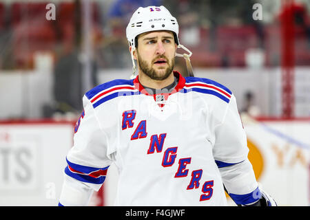 New York Rangers aile gauche Tanner Glass (15) au cours de la partie de la LNH entre les Rangers de New York et les Hurricanes de la Caroline au PNC Arena. Les Rangers ont défait les Hurricanes de la Caroline 3-2 en prolongation. Banque D'Images