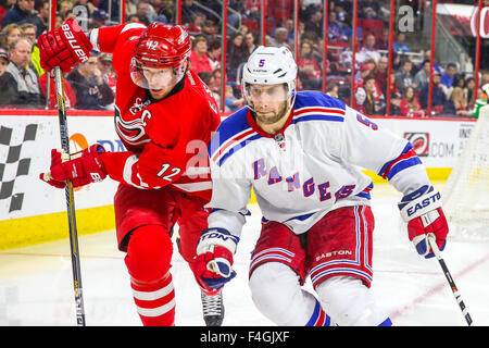 Centre des Hurricanes de la Caroline Eric Staal (12) et les Rangers de New York le défenseur Dan Girardi (5) au cours de la partie de la LNH entre les Rangers de New York et les Hurricanes de la Caroline au PNC Arena. Les Rangers ont défait les Hurricanes de la Caroline 3-2 en prolongation. Banque D'Images