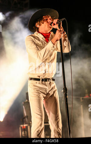 Cage the Elephant effectue en concert Banque D'Images