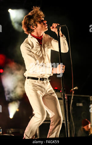 Cage the Elephant effectue en concert Banque D'Images