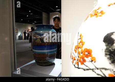 Jingdezhen, Chine, province de Jiangxi. 18 Oct, 2015. Les visiteurs voir les expositions au Musée de la porcelaine de Chine de Jingdezhen nouvelles à Jingdezhen, Chine's 'capitale de la porcelaine, dans l'est de la Chine, la province de Jiangxi, le 18 octobre 2015. Le nouveau Musée de la porcelaine de Chine de Jingdezhen a ouvert le dimanche. Crédit : Chen Zixia/Xinhua/Alamy Live News Banque D'Images