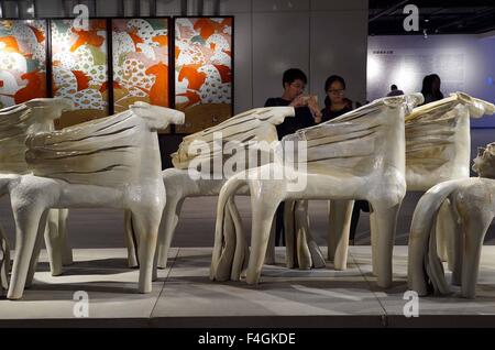 Jingdezhen, Chine, province de Jiangxi. 18 Oct, 2015. Les visiteurs voir les expositions au Musée de la porcelaine de Chine de Jingdezhen nouvelles à Jingdezhen, Chine's 'capitale de la porcelaine, dans l'est de la Chine, la province de Jiangxi, le 18 octobre 2015. Le nouveau Musée de la porcelaine de Chine de Jingdezhen a ouvert le dimanche. Crédit : Chen Zixia/Xinhua/Alamy Live News Banque D'Images