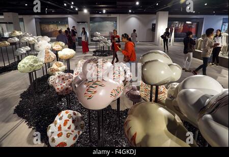 Jingdezhen, Chine, province de Jiangxi. 18 Oct, 2015. Les visiteurs voir les expositions au Musée de la porcelaine de Chine de Jingdezhen nouvelles à Jingdezhen, Chine's 'capitale de la porcelaine, dans l'est de la Chine, la province de Jiangxi, le 18 octobre 2015. Le nouveau Musée de la porcelaine de Chine de Jingdezhen a ouvert le dimanche. Crédit : Chen Zixia/Xinhua/Alamy Live News Banque D'Images