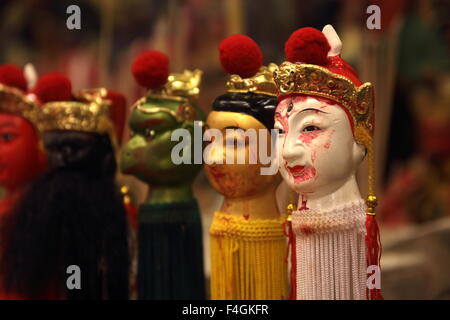 Phuket, Thailande. 18 octobre, 2015. Dieux statue dans un lieu de culte pendant la Festival Végétarien de Phuket. Le Festival Végétarien de Phuket commence le premier soir du neuvième mois lunaire et dure neuf jours, les dévots religieux eux-mêmes avec des épées, slash pierce leurs joues avec des objets pointus et commettre d'autres actes douloureux de se purifier. Crédit : John Vincent/Alamy Live News Banque D'Images