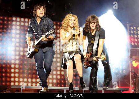 L'artiste de musique LA BANDE PERRY apportent leur tournée d'été 2013 à Walnut Creek à Raleigh, NC. Le Band Perry, un groupe américain de musique country, est composé de frères et sœurs Kimberly Perry (chant, guitare, piano), Reid Perry (basse, choeurs), et Neil Perry (mandoline, batterie, accordéon, choeurs). Banque D'Images