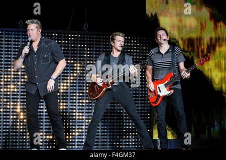 Musique Artiste Rascal Flatts apportent leur tournée d'été 2013 à Walnut Creek à Raleigh, NC. Rascal Flatts est un groupe américain de musique country composé de Gary LeVox (chant), Jay DeMarcus (guitare basse, claviers, piano, chant) et Joe Don Rooney (guitare, chant). LeVox et DeMarcus sont cousins. Banque D'Images