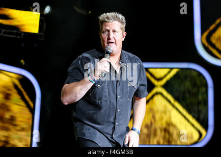 Musique Artiste Rascal Flatts apportent leur tournée d'été 2013 à Walnut Creek à Raleigh, NC. Rascal Flatts est un groupe américain de musique country composé de Gary LeVox (chant), Jay DeMarcus (guitare basse, claviers, piano, chant) et Joe Don Rooney (guitare, chant). LeVox et DeMarcus sont cousins. Banque D'Images