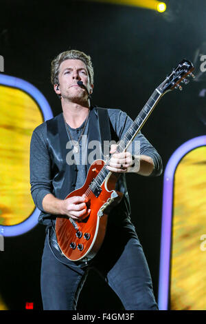 Musique Artiste Rascal Flatts apportent leur tournée d'été 2013 à Walnut Creek à Raleigh, NC. Rascal Flatts est un groupe américain de musique country composé de Gary LeVox (chant), Jay DeMarcus (guitare basse, claviers, piano, chant) et Joe Don Rooney (guitare, chant). LeVox et DeMarcus sont cousins. Banque D'Images