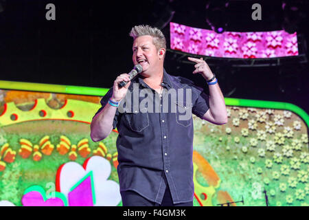 Musique Artiste Rascal Flatts apportent leur tournée d'été 2013 à Walnut Creek à Raleigh, NC. Rascal Flatts est un groupe américain de musique country composé de Gary LeVox (chant), Jay DeMarcus (guitare basse, claviers, piano, chant) et Joe Don Rooney (guitare, chant). LeVox et DeMarcus sont cousins. Banque D'Images