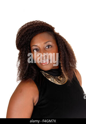 Une jolie femme afro-américaine dans un portrait photo avec un collier en or, isolée pour fond blanc. Banque D'Images