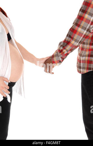 Les parties du corps d'une femme enceinte et un African American man holding hands, isolée pour fond blanc. Banque D'Images