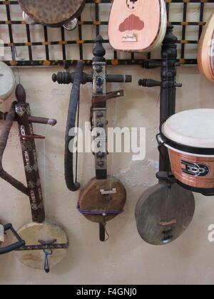 Kora et instruments de musique africains dans un musical instrument shop, Marrakech, Maroc Banque D'Images