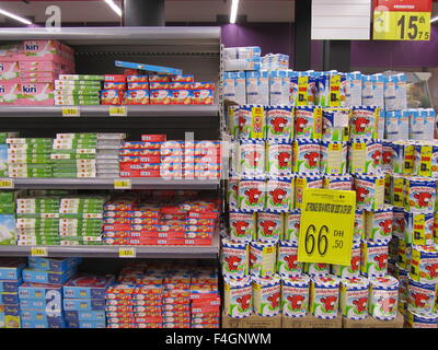 Tablettes de chocolat et fromage dans un supermarché français, Carrefour à Marrakech, Maroc, Afrique Banque D'Images