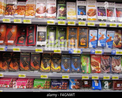 Tablettes de chocolat et fromage dans un supermarché français, Carrefour à Marrakech, Maroc, Afrique Banque D'Images