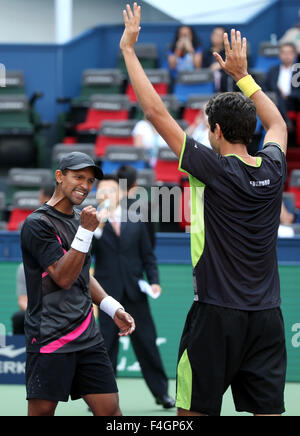 Shanghai, Chine. 18 Oct, 2015. Raven Klaasen (L) de l'Afrique du Sud célèbre avec Marcelo Melo du Brésil après avoir remporté le double masculin match final contre Simone Bolelli et Fabio Fognini de l'Italie, à l'ATP World Tour 2015 Masters 1000 à Shanghai, la Chine orientale, le 18 octobre 2015. © Jun Fan/Xinhua/Alamy Live News Banque D'Images