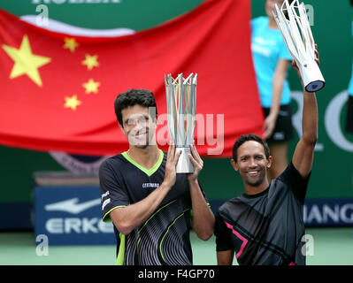 Shanghai, Chine. 18 Oct, 2015. Raven Klaasen (R) de l'Afrique du Sud et Marcelo Melo du Brésil posent avec le trophée lors de la cérémonie après avoir remporté le double masculin match final contre Simone Bolelli et Fabio Fognini de l'Italie, à l'ATP World Tour 2015 Masters 1000 à Shanghai, la Chine orientale, le 18 octobre 2015. © Jun Fan/Xinhua/Alamy Live News Banque D'Images