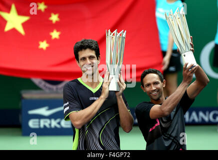 Shanghai, Chine. 18 Oct, 2015. Raven Klaasen (R) de l'Afrique du Sud et Marcelo Melo du Brésil posent avec le trophée lors de la cérémonie après avoir remporté le double masculin match final contre Simone Bolelli et Fabio Fognini de l'Italie, à l'ATP World Tour 2015 Masters 1000 à Shanghai, la Chine orientale, le 18 octobre 2015. © Jun Fan/Xinhua/Alamy Live News Banque D'Images