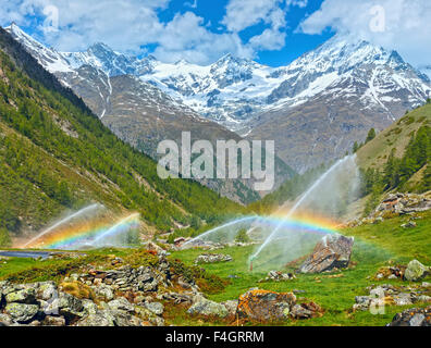 Les arcs-en-ciel dans l'eau d'irrigation en été montagne Alpes becs (Suisse, près de Zermatt) Banque D'Images