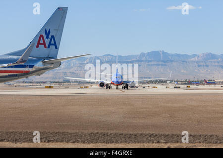 Au sud-ouest et American Airlines en attente de départ Las Vegas Banque D'Images