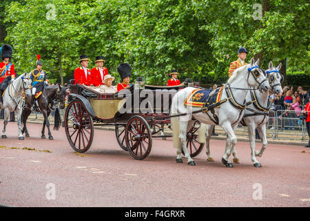Une voiture transportant la Reine et le Prince Philip ride le long du Mall, Londres Royaume-Uni 2015 Banque D'Images