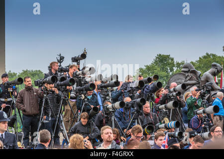 Appuyez sur et Paparazzi recueillir l'extérieur de Buckingham Palace à Londres England UK news spécial Banque D'Images