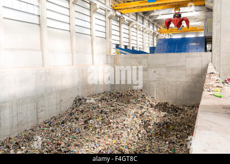 À l'intérieur d'une installation de gestion des déchets. Le traitement et l'élimination des déchets. Prévention de la production de déchets grâce à des modifications du processus Banque D'Images