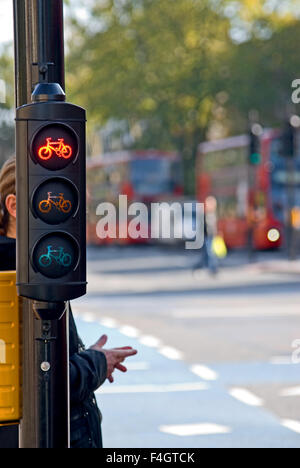 Les navetteurs à vélo pour travailler dans une rue urbaine Banque D'Images