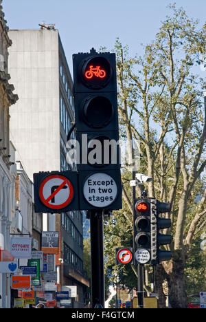 Les navetteurs à vélo pour travailler dans une rue urbaine Banque D'Images