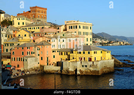 Pittoresque village de pêcheurs Boccadasse, Gênes, Italie Situé au bord de l'eau sur le côté est de la promenade de Corso Italia Banque D'Images