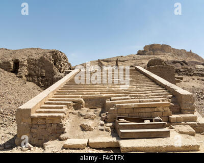 Mesures pour temple d'Amenhotep III à Zawyet El Amwat, la petite pyramide près de la ville d'El Minya, Moyenne Égypte Banque D'Images