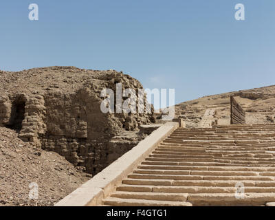 Mesures pour temple d'Amenhotep III à Zawyet El Amwat, la petite pyramide près de la ville d'El Minya, Moyenne Égypte Banque D'Images