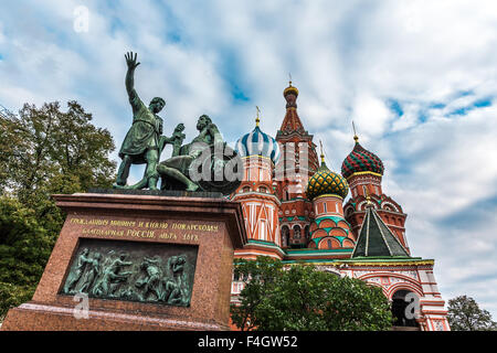 Moscou, Russie - le 14 octobre 2015 : le Kremlin et la Place Rouge. Monument de minine et Pojarski contre la cathédrale Saint-Basile. Banque D'Images