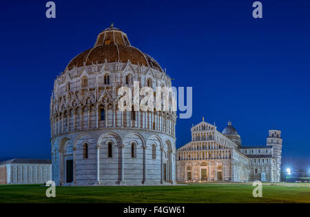 Le baptistère et la cathédrale de Pise, la Tour Penchée derrière, Pise, Toscane, Italie, Europe Banque D'Images