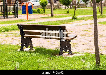 Banc en bois dans un parc Banque D'Images