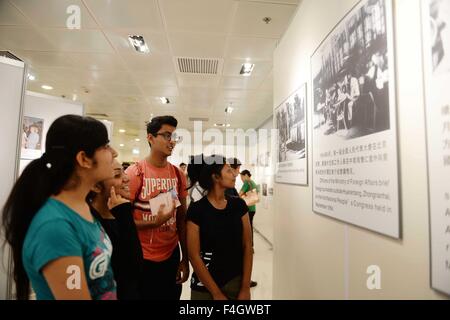 Hong Kong, Chine. 18 Oct, 2015. Aux élèves de regarder des photos au cours d'une journée publique de Commission du ministère des Affaires étrangères de Chine à Hong Kong, Région administrative spéciale (RAS) de Hong Kong, Chine du sud, le 18 octobre 2015. Plus de 2 400 personnes à Hong Kong a rendu visite à la commission pour en savoir plus sur l'histoire du pays et de la politique étrangère. Credit : Qin Qing/Xinhua/Alamy Live News Banque D'Images